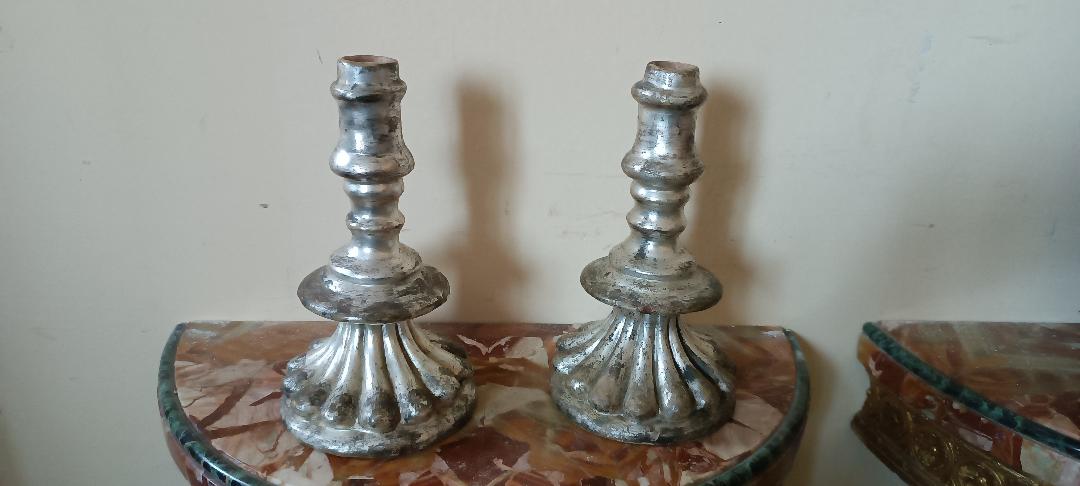Rara coppia antichi candelieri argentati in terracotta XVII secolo